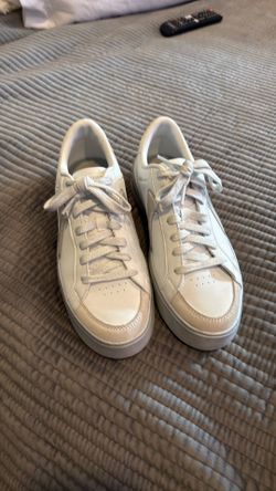Women’s white leather Skechers memory foam size 8
