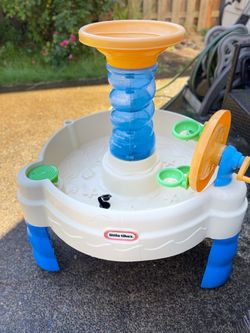 Little takes kids water table , used , good condition