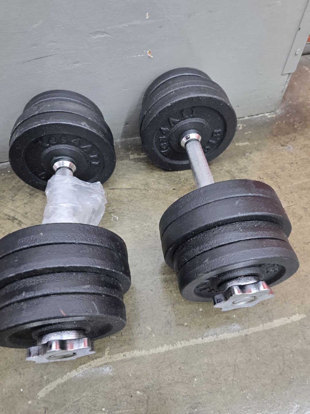 2 36 lbs cast iron adjustable dumbbells pair.
