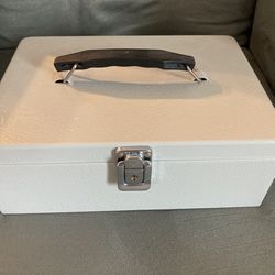 Metal Cash Box With Key. Never Used. 