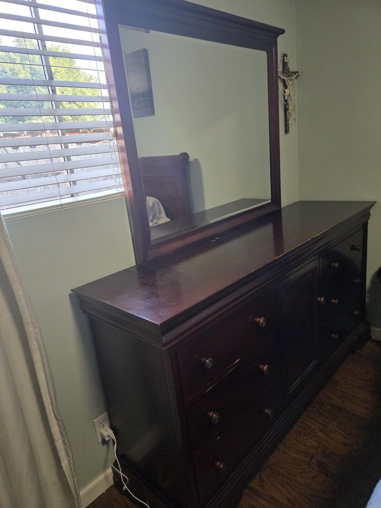 Dresser With Mirror