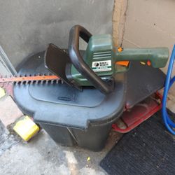 Black  And Decker 22"Trimer With Auto Stop