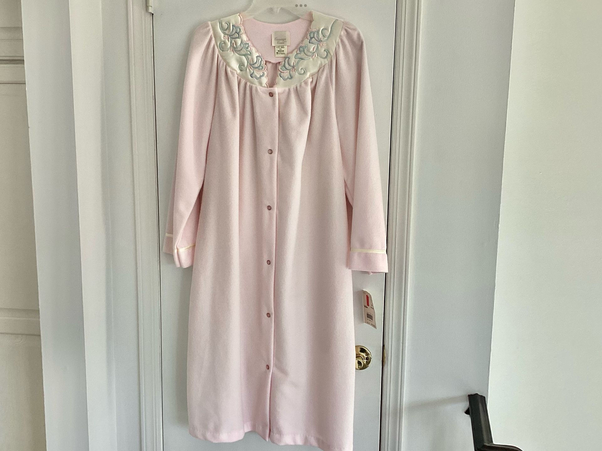 Vintage 1980’s Carriage Court Embroidered Pattern Pink Housecoat / Robe Size Medium Women’s Front Snaps w/ Tags NEW Condition 