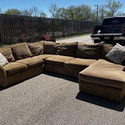 Beautiful Large Beige Sectional Couch! 🚚 ***Free Delivery***  