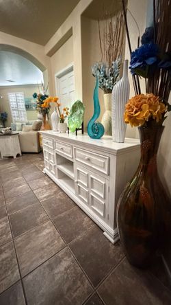Beautiful Isabella white console /tv stand in excellent condition 71” inches long