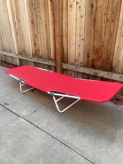 Vintage-Style Red Folding Chaise Lounge – Reclining Beach Chair