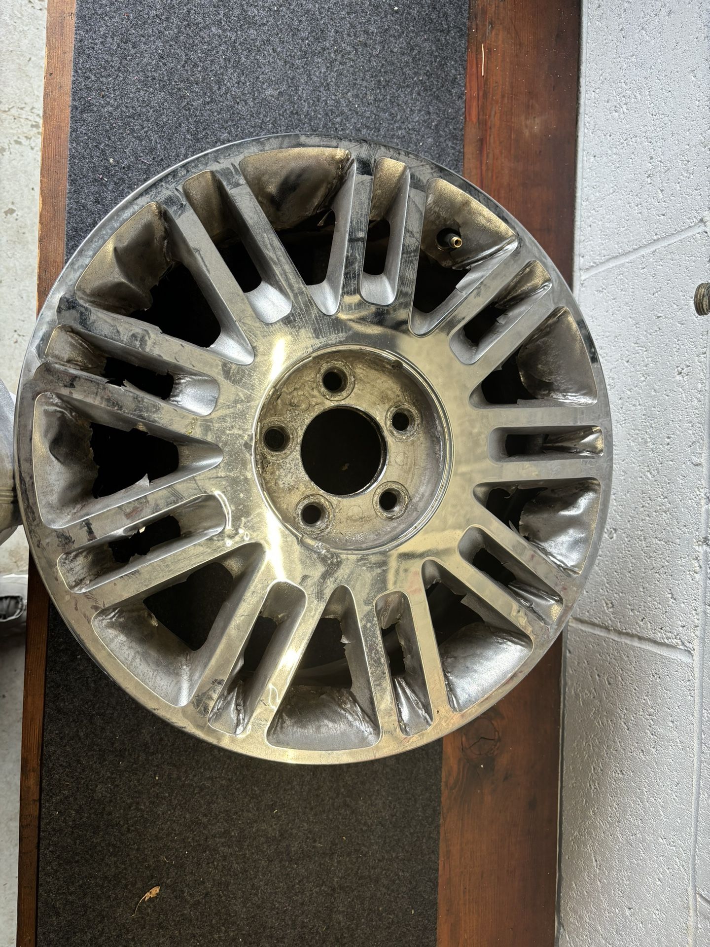 03-11 Lincoln Town Car OEM wheel 