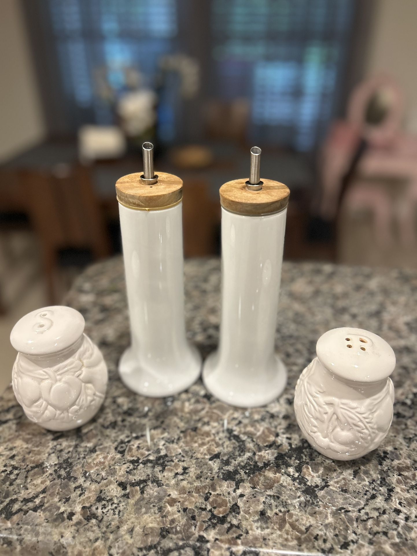 Oil and vinegar oleum, salt and pepper shakers