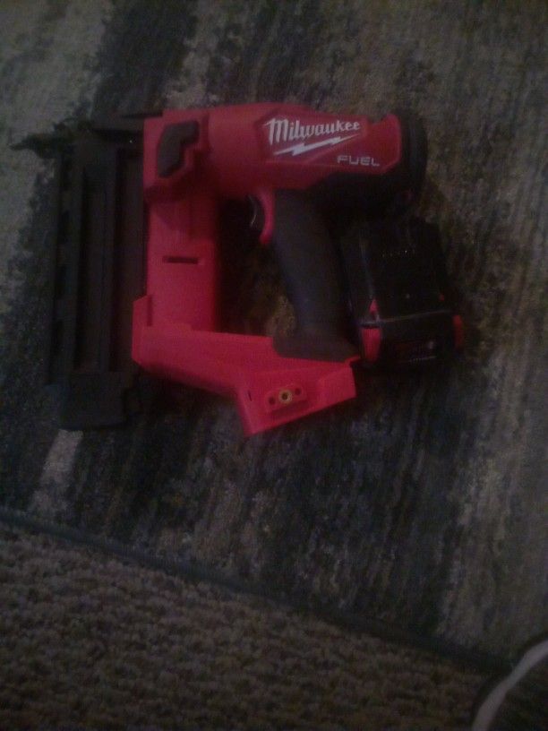 Milwaukee 18 Gauge Crown Nailer W/ Battery