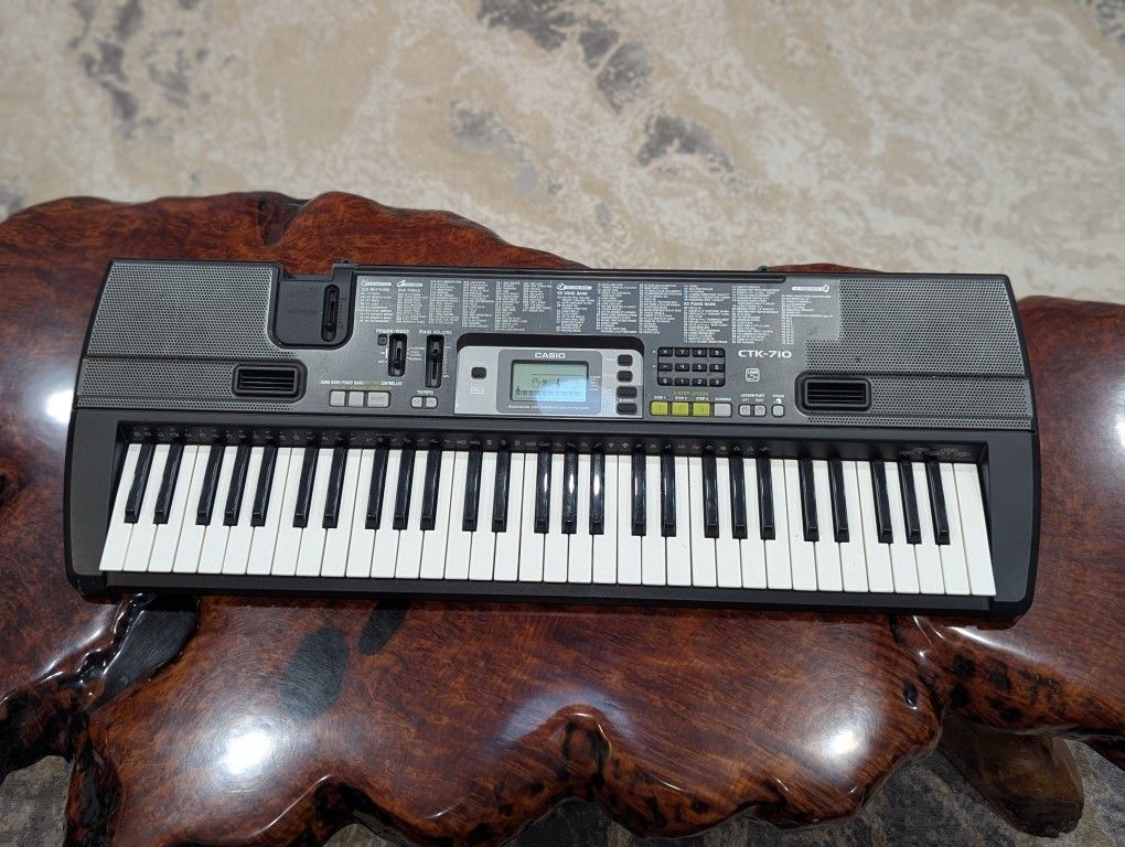 Great working condition Casio CTK-710 61-Key Portable Electronic Keyboard Electric Piano.
