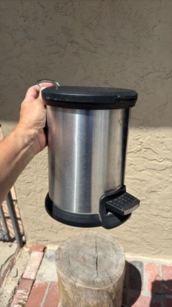 1.3 Gallon trash can