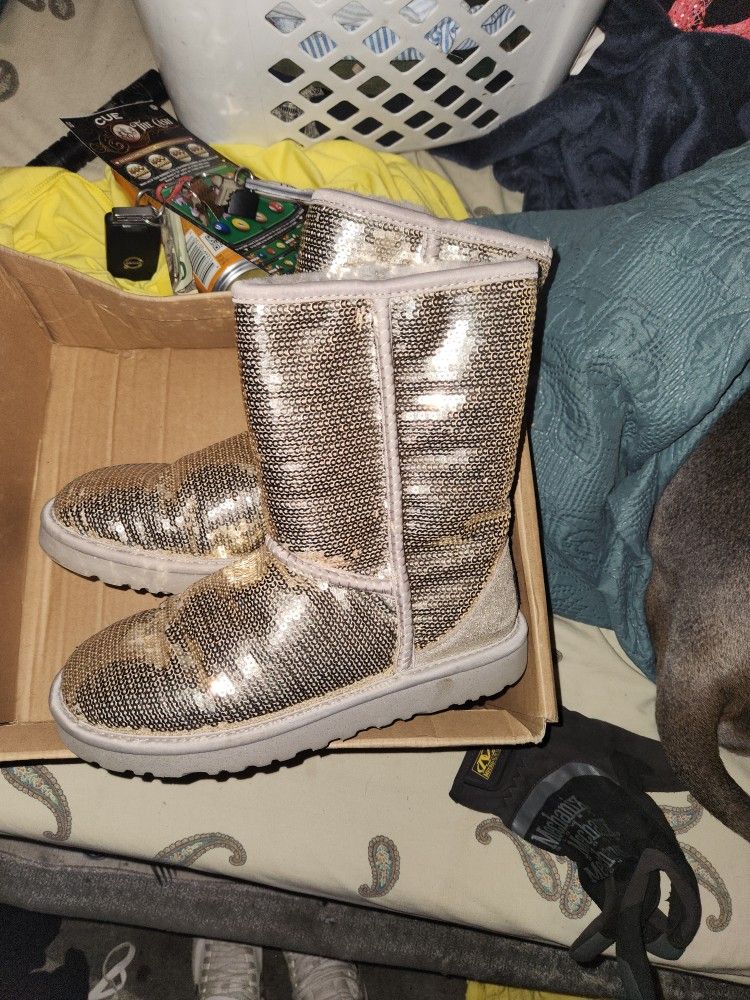UGG BOOTS (NEW)