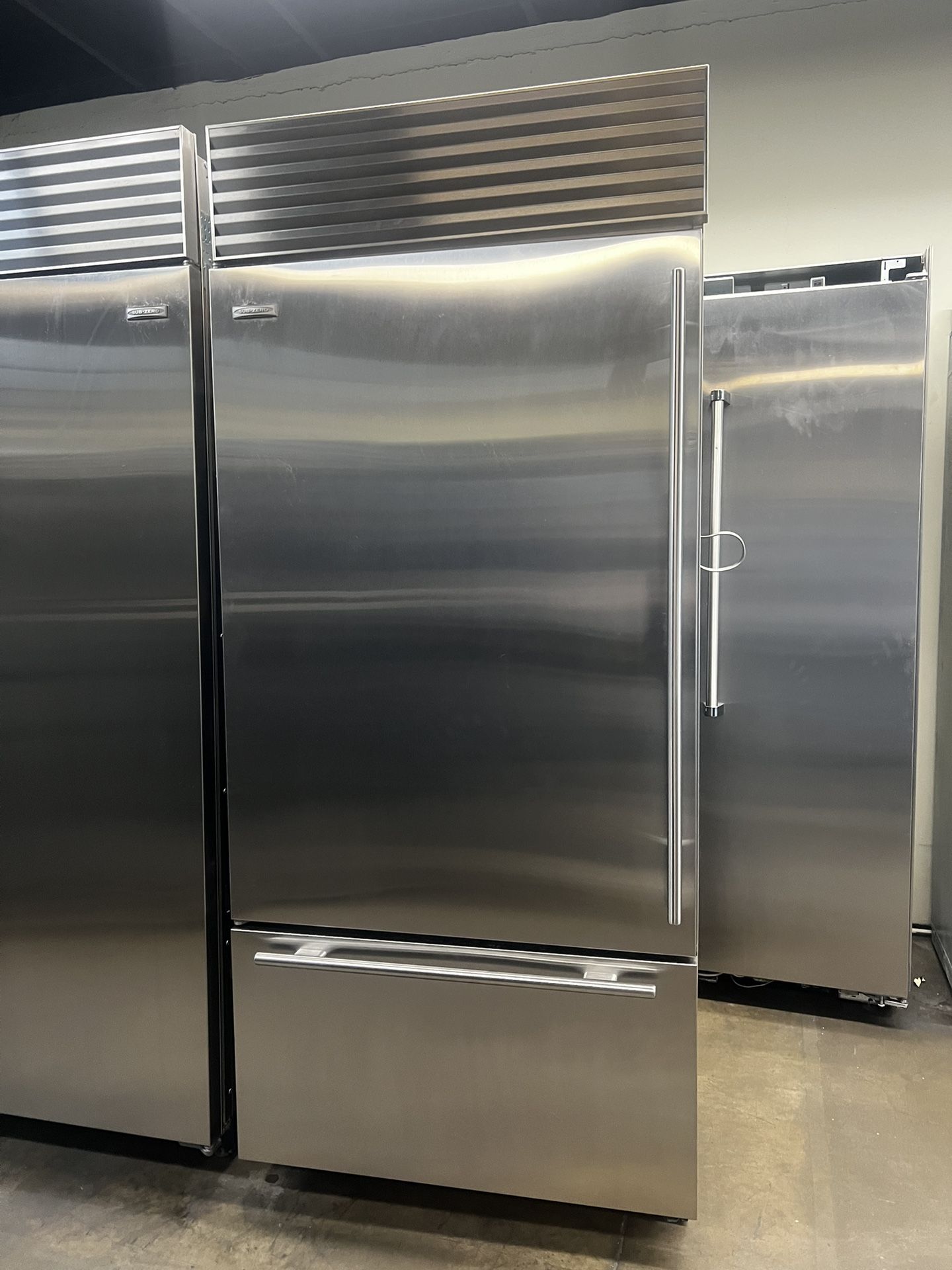 SUB ZERO 36”WIDE BUILT IN STAINLESS STEEL BOTTOM FREEZER REFRIGERATOR