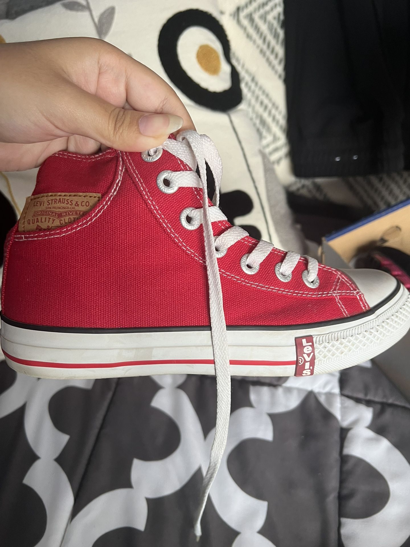 LEVI’S Red Converse