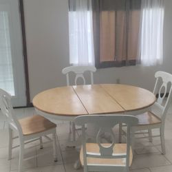 Kitchen Table Set Great Condition 