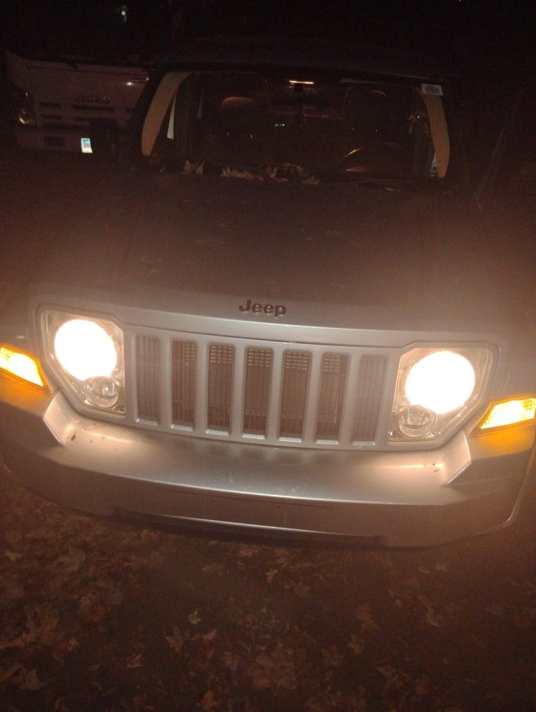 Jeep Liberty 2011 No Lights On Dash Needs Light Tune Up Light Crack In Windshield Runs Great Engine Good Transmission Good Selling Because Light White