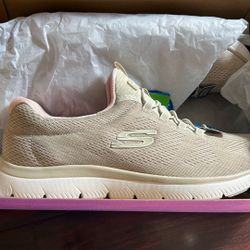 Woman’s sketcher memory foam shoes size 9 1/2