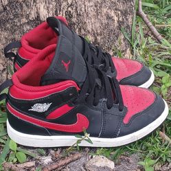 Nike Air Jordan 1 Mid Shoes Youth Size 1.5Y Black Red Bred DQ8424-067 Sneakers