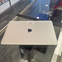 2017 15”MacBook Pro I7 16gb Ram  256ssd 