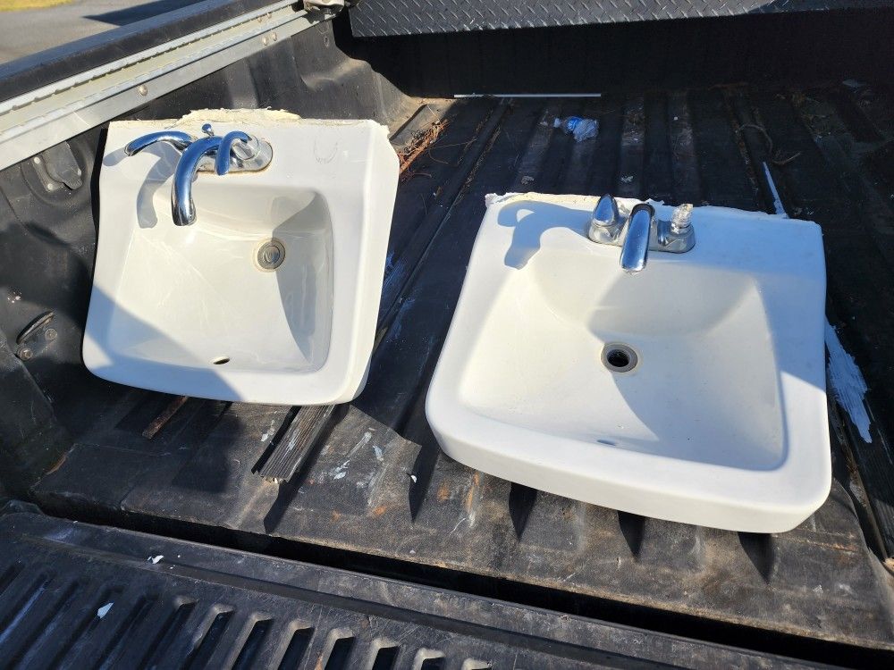 Bathroom Sink Wall mounted 