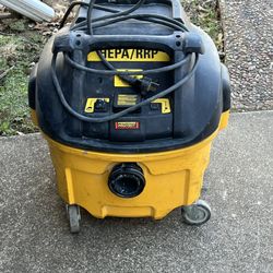 DE WALT.  8 Gal. HEPA Dust Extractor with Automatic Filter Cleaning