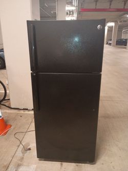 Gw  Black Fridge - 18 Cubic Feet - Clean & Ready! 8 days old