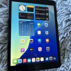 iPad 9th Gen WiFi And Cellular! Excellent Condition and updated to latest iOS 18.1