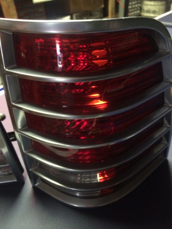 Mercury mountaineer 2005 tail lights