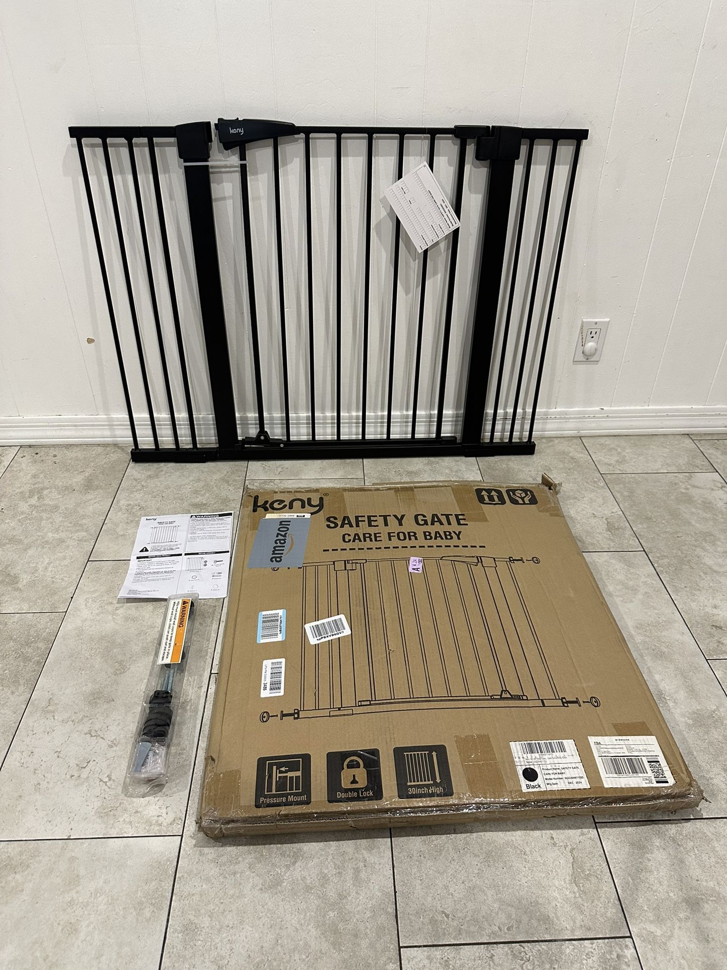 Extra Wide Pet Gate / Baby Gate - Fits Openings 30” - 46”