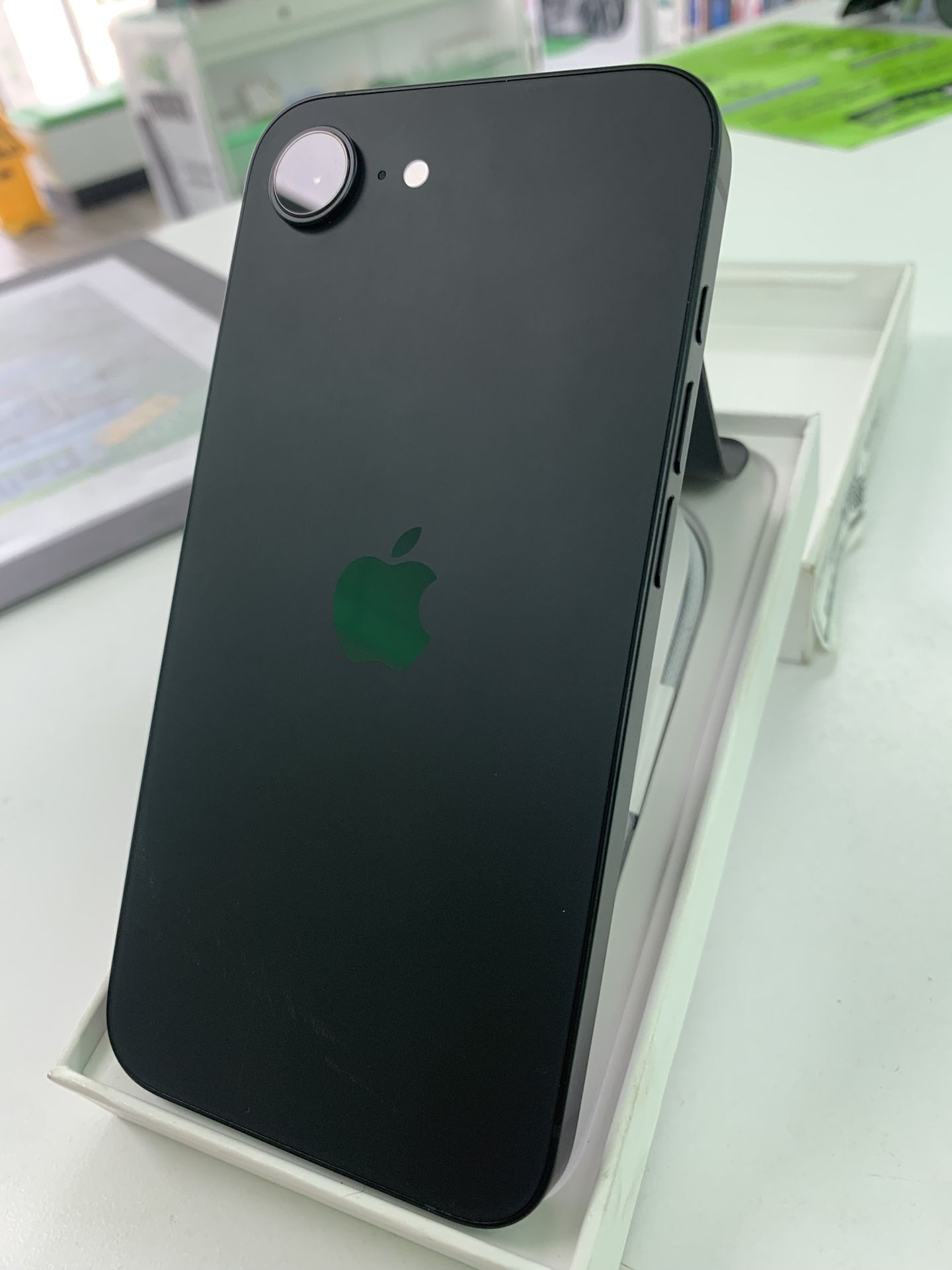 Brand New iPhone 16e 128gb AT&T (black)