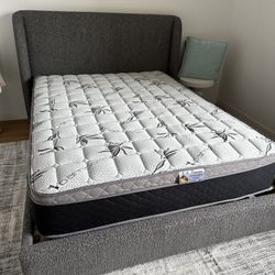 Queen Size Mattress Pillow Top 12" Thick.     Brand New Mattress.     Delivery Available.    Same Day Delivery 