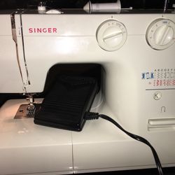 Singer Model 1120 Sewing Machine 40 Stitch Functions W/ Foot Pedal.Exellent Working Condition $80