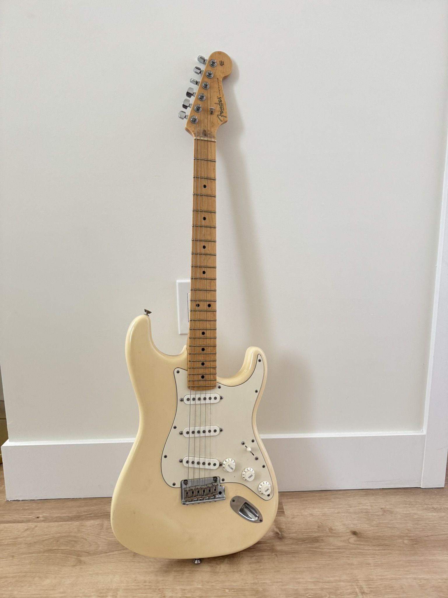 Fender Stratocaster– Vintage Cream – Excellent Condition