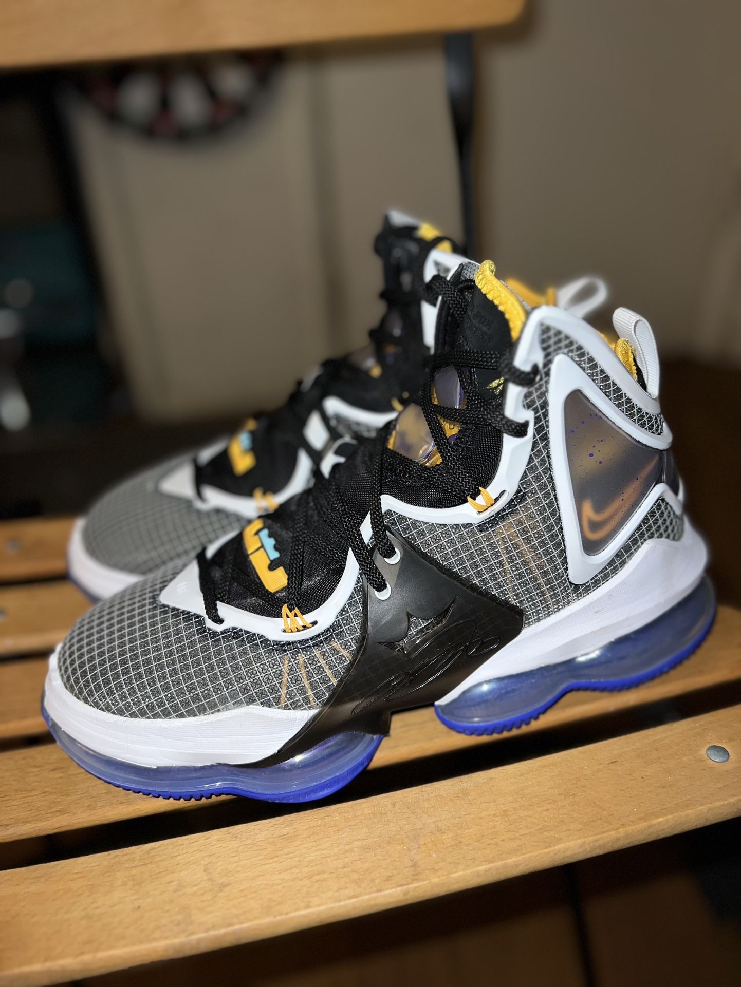 Lebron 19 Black/University Gold Noir