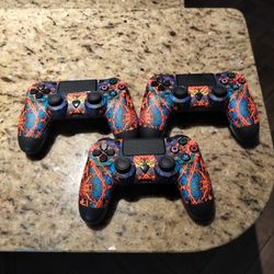 3 PlayStation 4 Controllers
