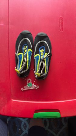 Kids Swim Shoes - Size 1/2