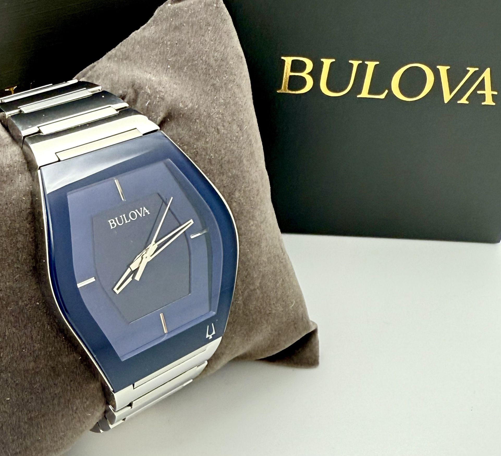 Bulova Gemini men’s watch, 40mm size case, 7.5in size wrist bracelet and 2 extra links.
