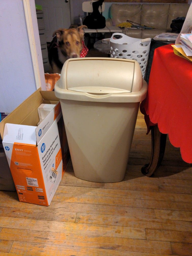 Sterilite Swing Top Tall Kitchen Garbage Pail