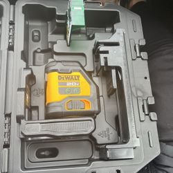 DEWALT 20-Volt MAX cross line green Line laser powered to the 20-Volt MAX system