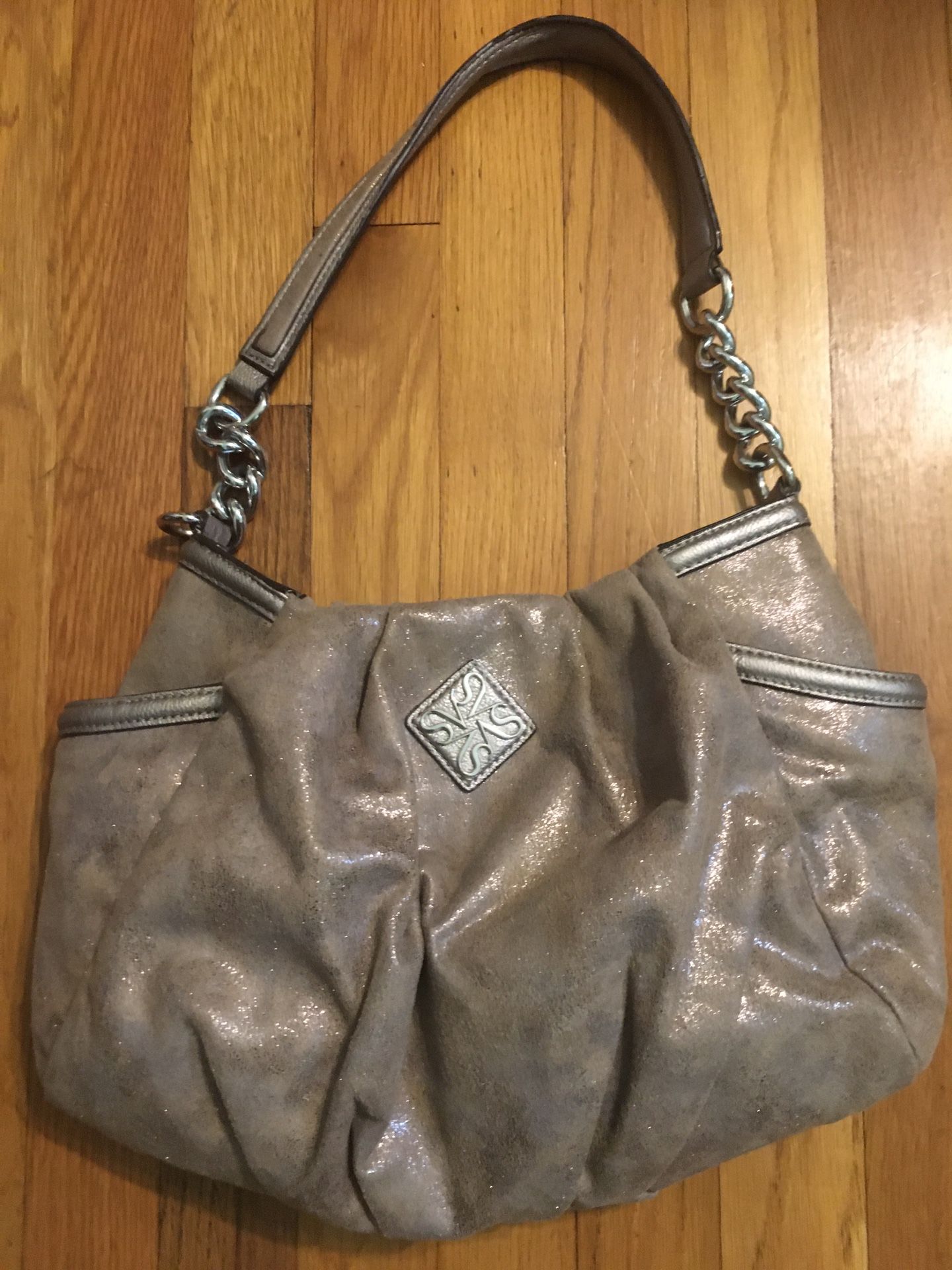 Gorgeous “SIMPLY VERA” by Vera Wang Shimmering Gold Cloud Like Design