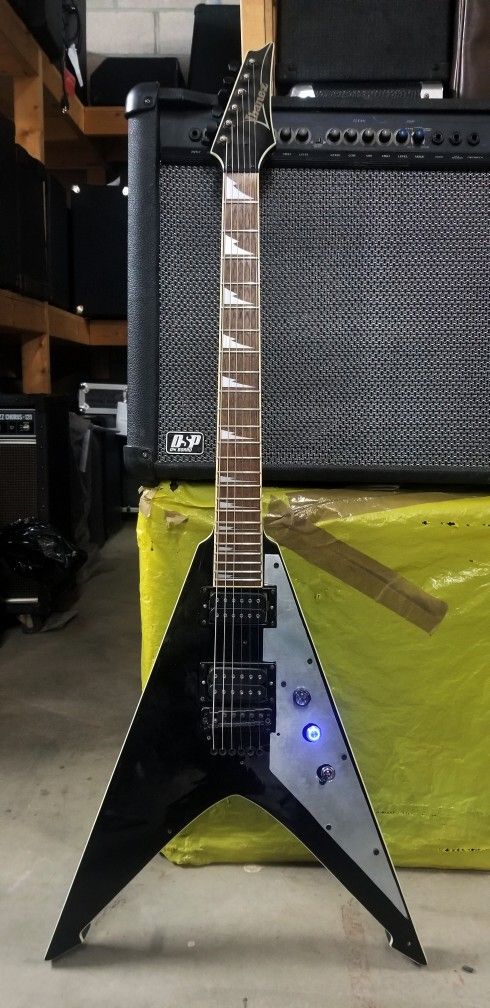 IBANEZ VBT700 Flying V