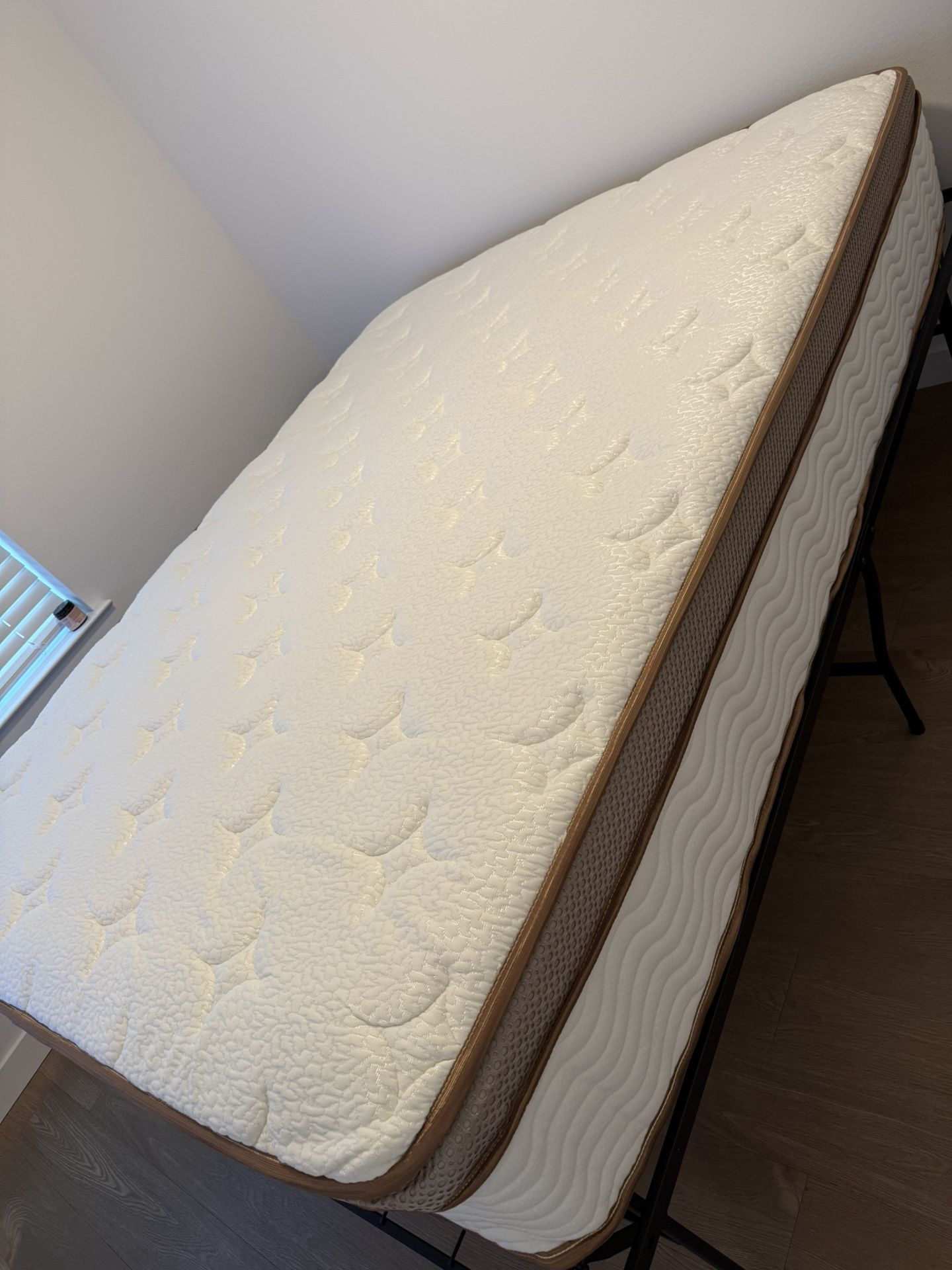 Bedstory Premium Queen Hybrid Mattress 4 Months Old