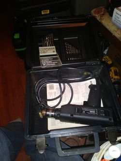 BLACK & DECKER 3/8 DRIVE DRILL & CARRYING CASE & 2 SETS OF BITS