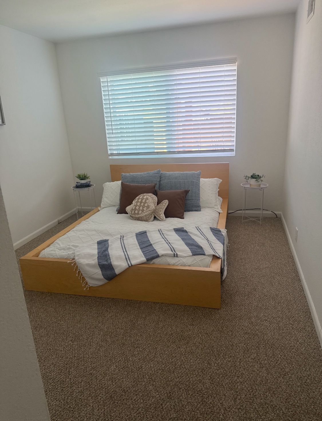 Platform Bed frame Full size (no Mattress)