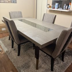 Beautiful new modern dining table, perfect condition