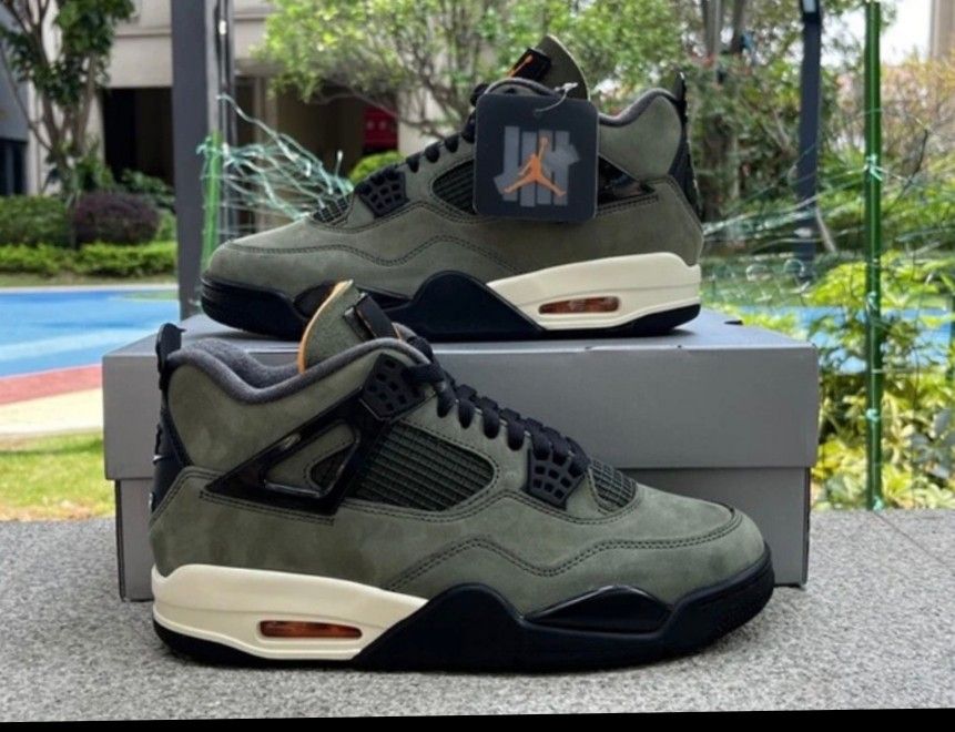 UNDEFEATED X JORDAN AJ 4 RETRO - DEEP GREEN/ CLEMENTINE Men’s Size 13
