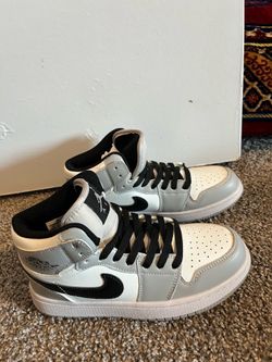 Air Jordan mid blue size 9.5 New open box