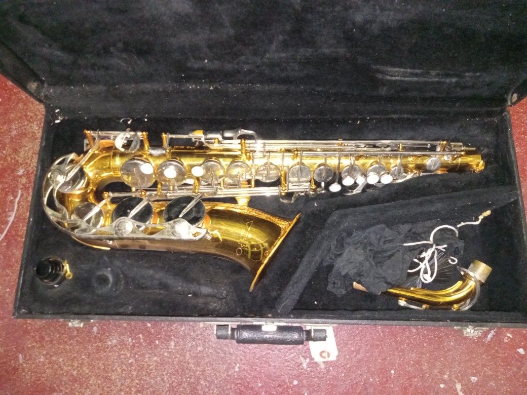 VITO ALTO SAXAPHONE WITH CASE