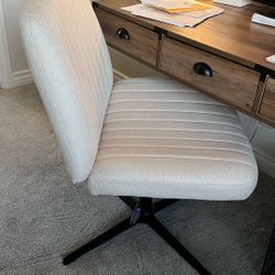 Brand New Swivel Desk Chair (Wide Seat)
