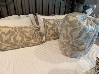 Beautiful King Size Comforter + 2 Matching Pillow Shams